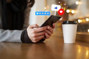 personne en train de laisser un avis