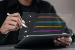 image représentant une personne qui coche des cases devant des pages google